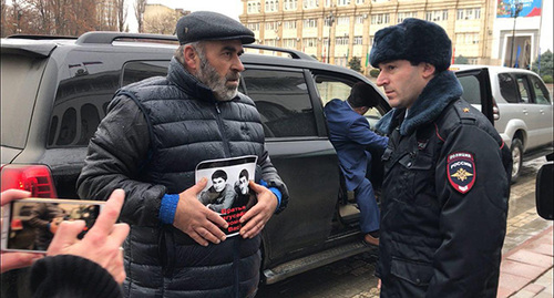 Муртазали Гасангусейнов (слева) во время пикета общается с сотрудником полиции. Махачкала, 20 декабря 2018 года. Фото Патимат Махмудовой для "Кавказского узла"