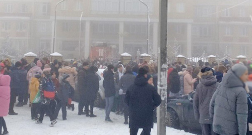 Массовая эвакуация детей в одной из школ в Ставрополе. 20 декабря 2018 г. Фото: Даниил Мишуков http://bloknot-stavropol.ru/news/massovye-evakuatsii-proshli-v-neskolkikh-shkolakh--1051180