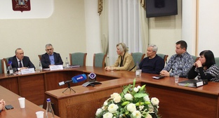 Замгубернатора Сергей Сидаш проводит встречу с инициативной группой микрорайона "Левенцовский". Фото пресс-службы правительства Ростовской области. http://www.donland.ru/news/Musoropererabatyvayushhego-zavoda-v-rostovskom-mikrorajjone-Levencovskijj-ne-budet?pageid=92218&ItemID=88727&mid=83793