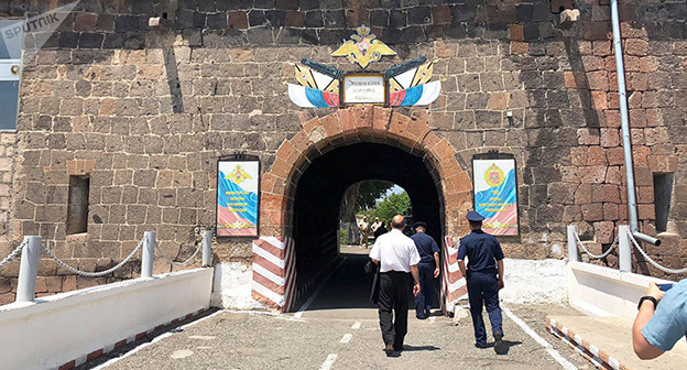 Российская военная база в Гюмри. Фото: Sputnik / Armenuhi Mkhoyan
 https://ru.armeniasputnik.am/incidents/20181203/16010101/-Rossiyskiy-voennyy-ne-prichasten-k-ubiystvu-zhitelnitsy-Gyumri---posolstvo-RF.html