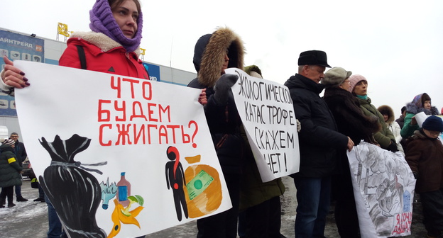 Участники митинга в Ростове-на-Дону 22 декабря 2018 года с плакатами. Фото Константина Волгина для "Кавказского узла"