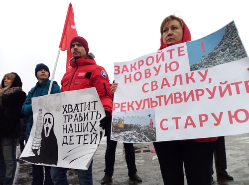 Самодельные плакаты участников митинга против мусорного завода. Фото Константина Волгина для "Кавказского узла"