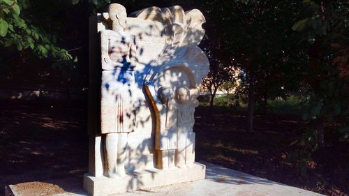 Памятник русской учительницев селе Усемикент. Фото http://minnacrd.ru/news/item/1194 