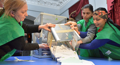 Подсчет голосов на избирательном участке. Грузия, 28 ноября 2018 г. Фото: REUTERS/Tornike Turabelidze