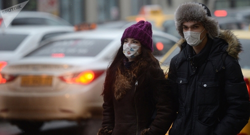 Молодые люди в медицинских масках. Фото:© photo: Sputnik / Kyril Kallinikov