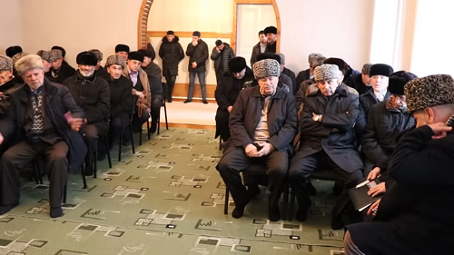 Участники заседания в кадияте Ингушетии 25 декабря. Кадр видео Совета тейпов ингушского народа. https://www.youtube.com/watch?v=Zkhs3H9nAe8