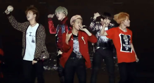 Фрагмент концерта поп-группы BTS на Олимпийском стадионе в Сеуле в 2018 году. Фото кадр видео babalu funny video: https://www.youtube.com/watch?v=6vmgVvjJRj0