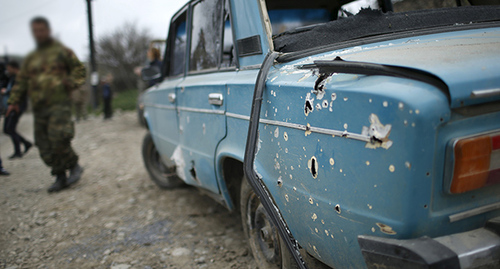 Следы артиллерийских обстрелов на автомобили в зоне карабахского конфликта. Фото: REUTERS/Staff