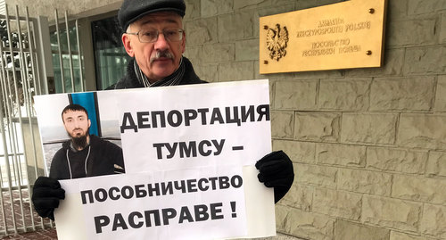 Олег Орлов с плакатом в руках.  Фото Олега Краснова для "Кавказского узла"