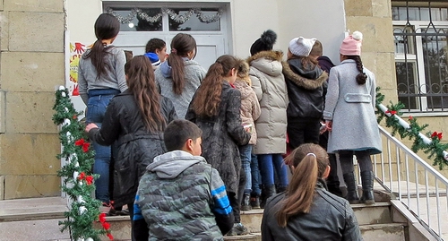 Дети у дверей нового Дома творчества в Мехакаване. 29 декабря 2018 года. Фото Алвард Григорян для "Кавказского узла".