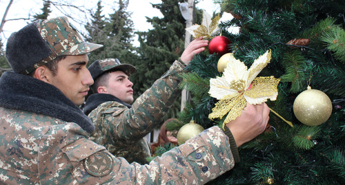 Военные украшают елку в Мехакаване. 29 декабря 2018 года. Фото Алвард Григорян для "Кавказского узла".