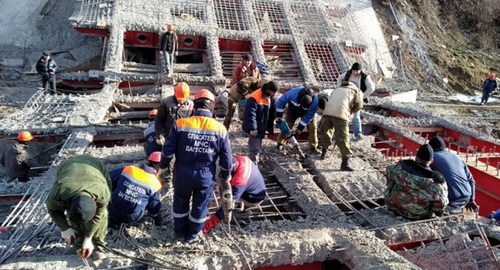 Спасатели работают на месте обрушения моста в Буйнакске. Фото: ГУ МЧС по Дагестану http://05.mchs.gov.ru/upload/site37/document_images/UQ5xrCsYzQ-800x600.jpg