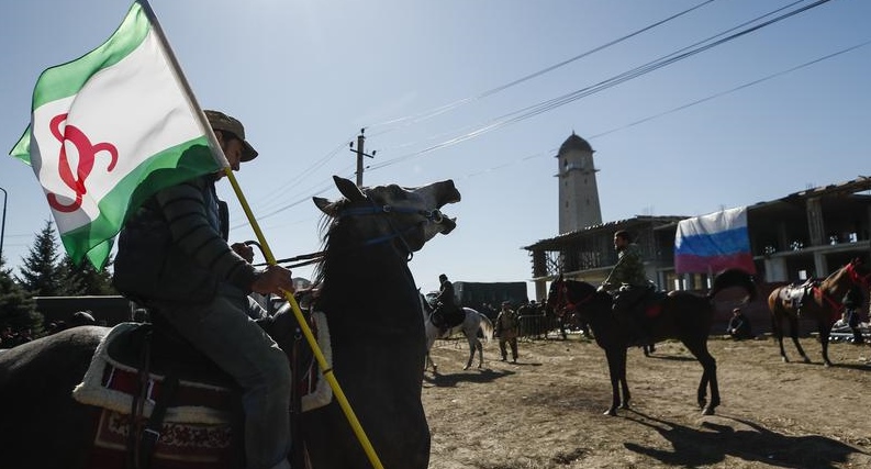 Участники митинга в Магасе. 7 октября 2018 года. Фото: REUTERS/Maxim Shemetov Участники митинга в Магасе. 7 октября 2018 года. Фото: REUTERS/Maxim Shemetov