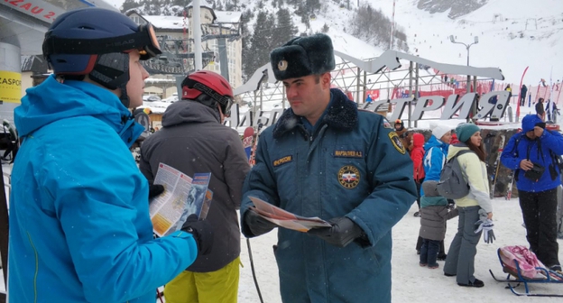 Сотрудник МЧС во время дежурства на курорте "Приэльбрусье". Фото пресс-службы управления МЧС по Кабардино-Балкарии.  http://07.mchs.gov.ru/upload/site38/document_images/wTxnkjXhGg-800x600.jpg