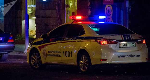  Автомобиль полиции в Ереване. Фото © Sputnik / Andranik Ghazaryan
https://ru.armeniasputnik.am/incidents/20190103/16567805/zhutkoe-dtp-v-erevane-inomarka-vrezalas-v-avtobusnuyu-ostanovku-sredi-postradavshih-deti.html