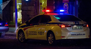  Автомобиль полиции в Ереване. Фото © Sputnik / Andranik Ghazaryan
https://ru.armeniasputnik.am/incidents/20190103/16567805/zhutkoe-dtp-v-erevane-inomarka-vrezalas-v-avtobusnuyu-ostanovku-sredi-postradavshih-deti.html