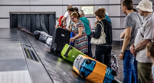 Пассажиры в аэропорту Сочи. Фото: пресс-служба международного аэропорта Сочи http://aer.aero/press-center/photo/mezhdunarodnyy-aeroport-sochi/
