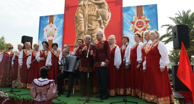 Хор "Горячие сердца". Фото со страницы ДК "Адлер" в соцсети "ВКонтакте", https://vk.com/photo-27327600_283689031?all=1