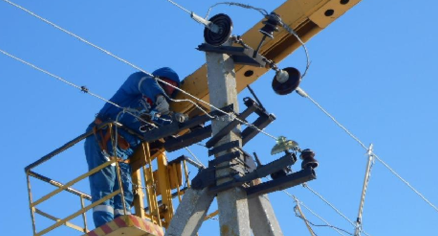 Работы по восстановлению электроснабжения. Фото пресс-службы МРСК Юга.