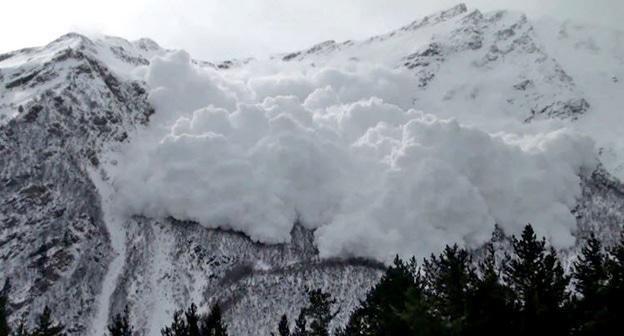 Сход лавины. Фото: ГУ МЧС России http://07.mchs.gov.ru