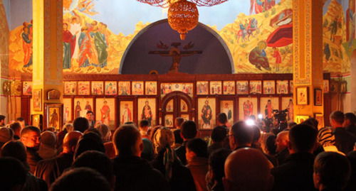Прихожане в храме архангела Михаила в Грозном. 6 января 2015 г. Фото Магомеда Магомедова для "Кавказского узла"