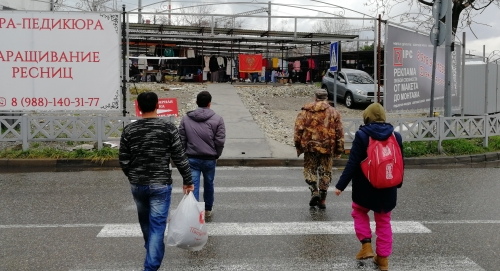 Покупатели идут на "блошиный рынок" в Сочи. Фото Светланы Кравченко для "Кавказского узла".