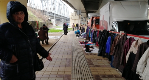 Импровизированный рынок под эстакадой в Сочи. Фото Светланы Кравченко для "Кавказского узла",