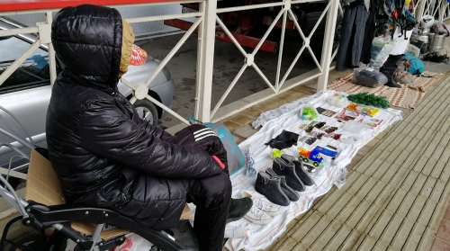Продавец в инвалидном кресле на импровизированном рынке рынке в Сочи. Фото Светлана Кравченко для "Кавказского узла".
