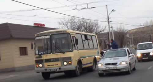 Нападение на автобус. Ереван, 8 января 2019 г. Кадр из видео пользователя armtimes.com https://www.youtube.com/watch?v=mo_wISouN1k