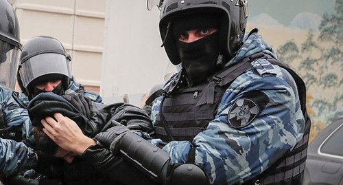 Сотрудники полиции во время задержания активиста. Фото: REUTERS/Maxim Shemetov