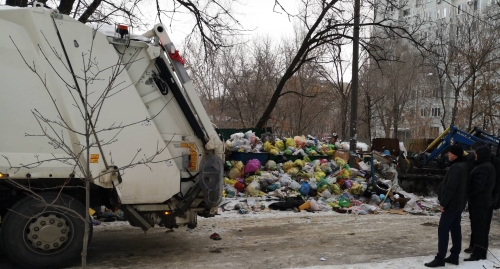 Сотрудники мусороуборочной компании убирают мусор в Волгограде. Фото Татьяны Филимоновой для «Кавказского узла»
