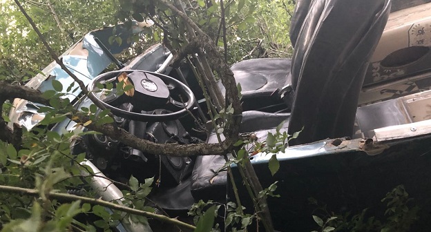 Автомобиль ГАЗ, упавший в овраг под Геленджиком. Фото: пресс-служба следственного управления Следственного комитета РФ по Краснодарскому краю http://kuban.sledcom.ru/news