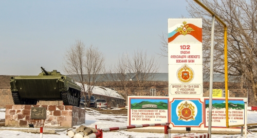 Мемориал у въезда на базу в Гюмри. Фото Тиграна Петросяна для "Кавказского узла".