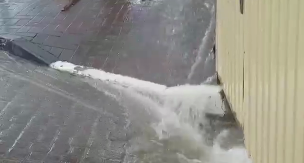 Кадр видео, опубликованного в Telegram-канале «Зелёный» змий вместе с сообщением о сбросе сточных вод в акваторию Геленджикской бухты от 11 января 2019 года.