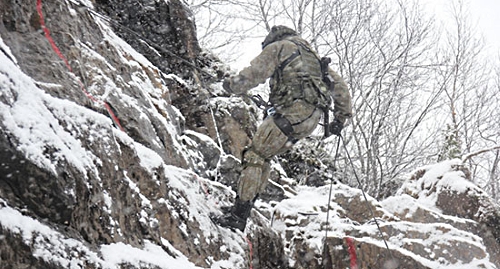 Разведчик отрабатывает спуск с горы. Фото: пресс-служба Южного военного округа.