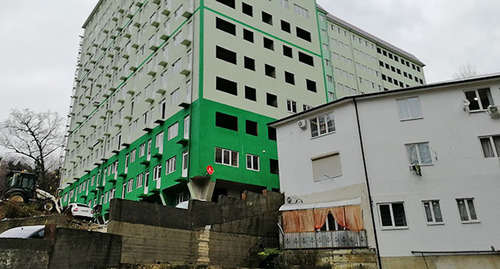 Многоэтажка, построенная в Хостинском районе Сочи. Фото Светланы Кравченко для "Кавказского узла"