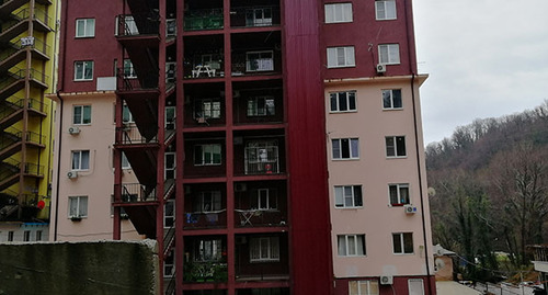 Многоэтажный дом в Хостинском районе Сочи. Фото Светланы Кравченко для "Кавказского узла"