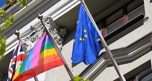 Флаги Великобритании, ЛГБТ-движения и Евросоюза. Фото: пресс-служба посольства Великобритании в Беларуси.Facebook / UK in Belarus - British Embassy Minsk
