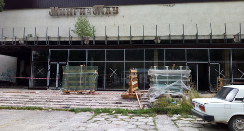 Здание кинотеатра «Минги-Тау». Фото Людмилы Маратовой для "Кавказского узла" 