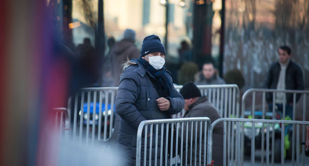 Житель Грузии в медицинской маске. Фото © Sputnik / Vladimir Umikashvili.
 https://sputnik-georgia.ru/society/20190116/243927032/Lyudey-travyat-est-li-svyaz-mezhdu-vspyshkoy-grippa-v-Gruzii-i-laboratoriey-Lugara.html