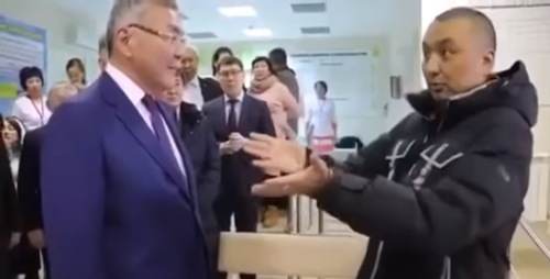 Мерген Цеденов (справа) обращается к главе Калмыкии Алексею Орлову (слева) 17 января 2019 года. Скриншот с видео https://www.youtube.com/watch?v=SKgZ7R_BIS8