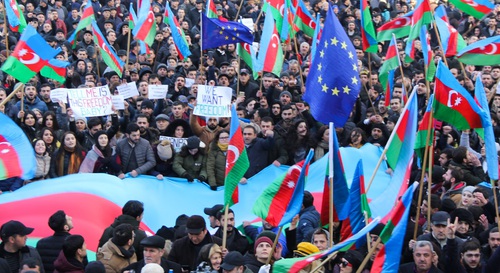 Участники митинга несут флаги Азербайджана и ЕС. Баку, 19 января 2019 года. Фото Азиза Каримова для "Кавказского узла"