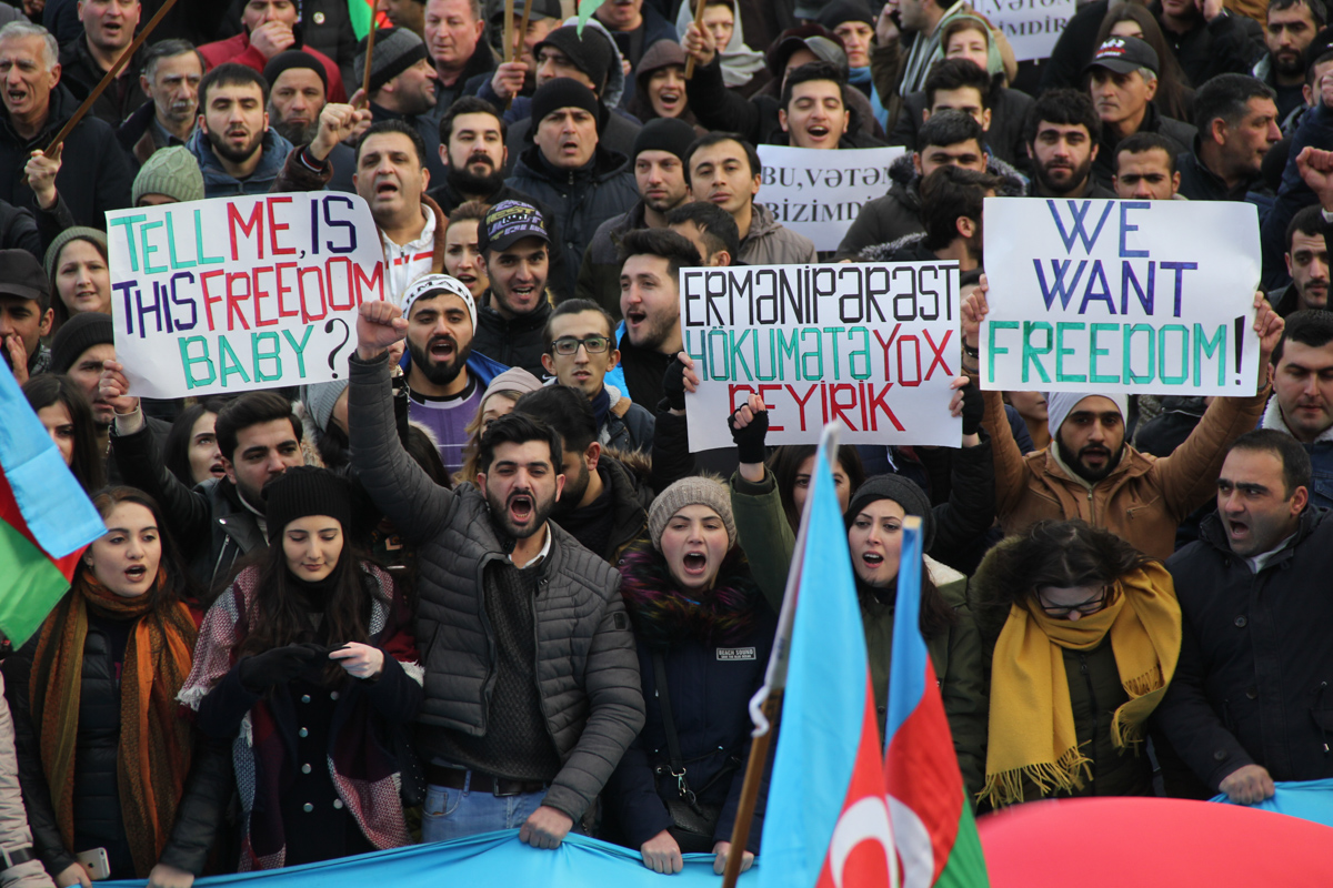 Митингующий с плакатами в руках. Баку, 19 января 2019 года. Фото Азиза Каримова для "Кавказского узла"