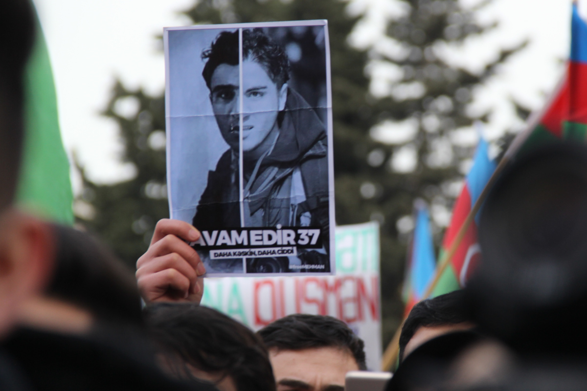 Участник акции держит портрет Мехмана Гусейнова. Баку, 19 января 2019 года. Фото Азиза Каримова для "Кавказского узла"