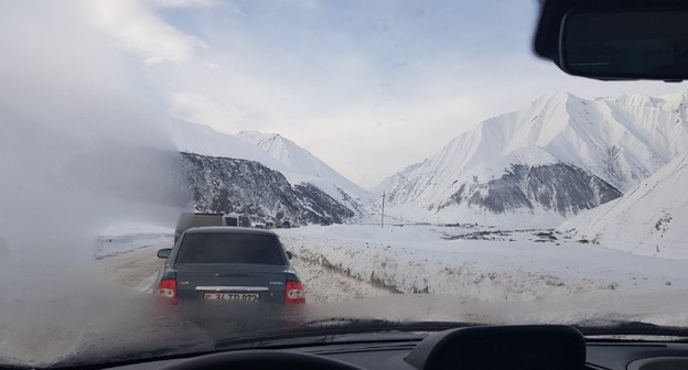 Движение по Военно-Грузинской дороге. Фото: Паата Лазаров, https://vk.com/vrlars?w=wall-93674741_186897