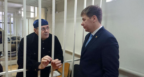 Оюб Титиев и его адвокат в зале суда. Фото предоставлено  ПЦ "Мемориал"