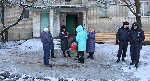 Жители пострадавшего от взрыва дома в Шахтах. Фото Вячеслава Прудникова для "Кавказского узла"