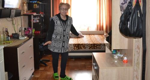 Анжела Кварчия показывает свою комнату, в которой живут 7 человек. Фото: Светлана Кравченко для "Кавказского узла".