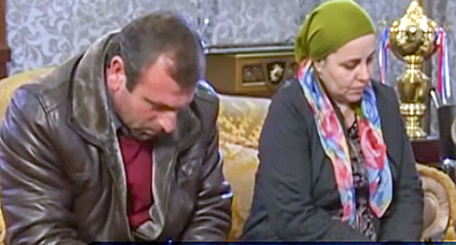 Айшат Инаева (справа) извиняется в эфире ЧГТРК "Грозный". Фото: кадр видео "Как женщина в Чечне выступила против Кадырова и чем это закончилось",  Настоящее Время,
 https://www.youtube.com/watch?time_continue=112&v=CSOKDIYA_dA

