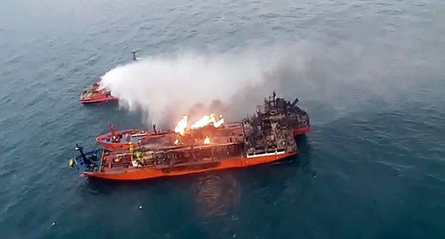 Горящее судно в Керченском проливе. Фото пресс-службы СК РФ